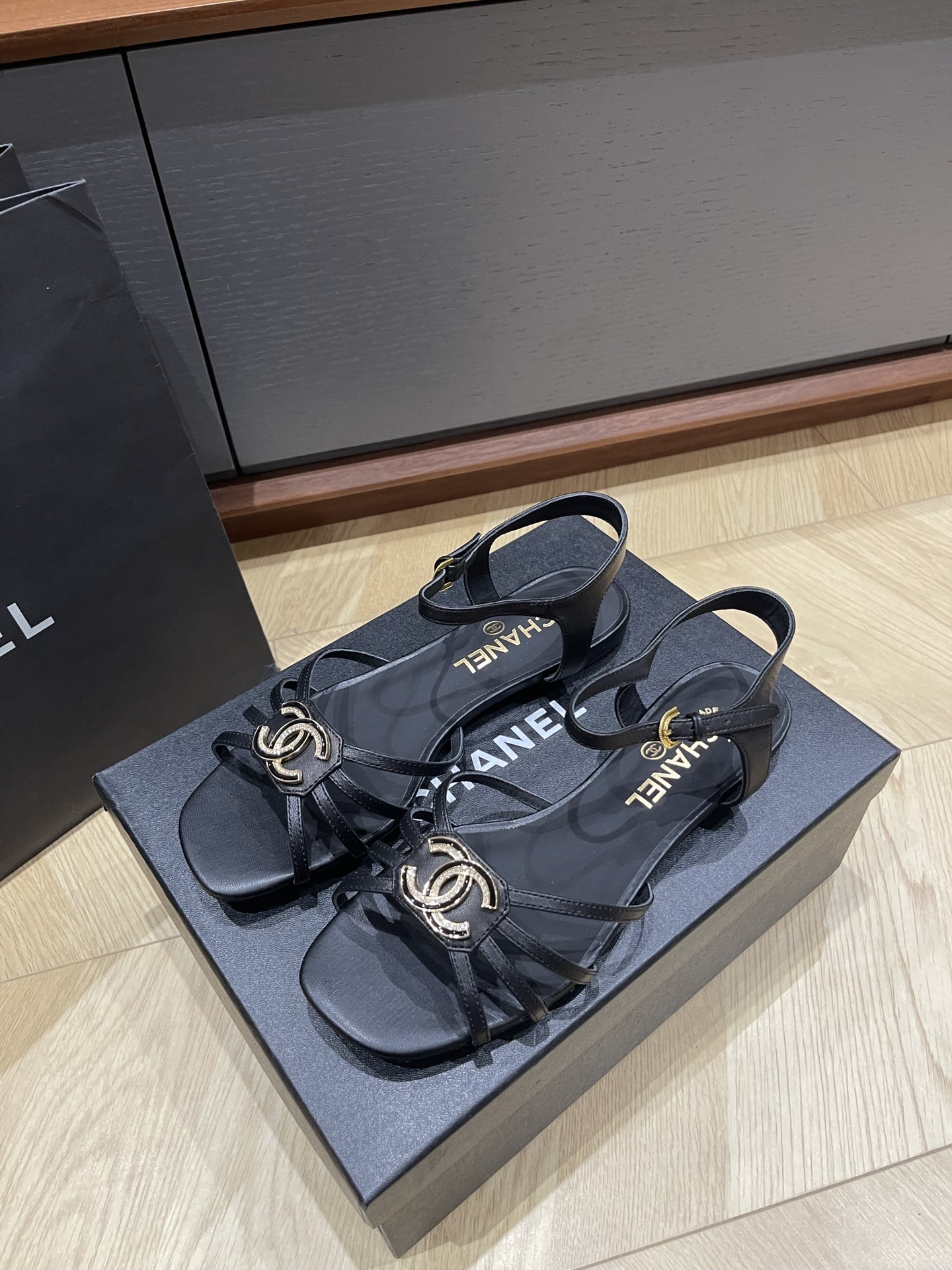 샤넬 CC로고 스트랩 샌들