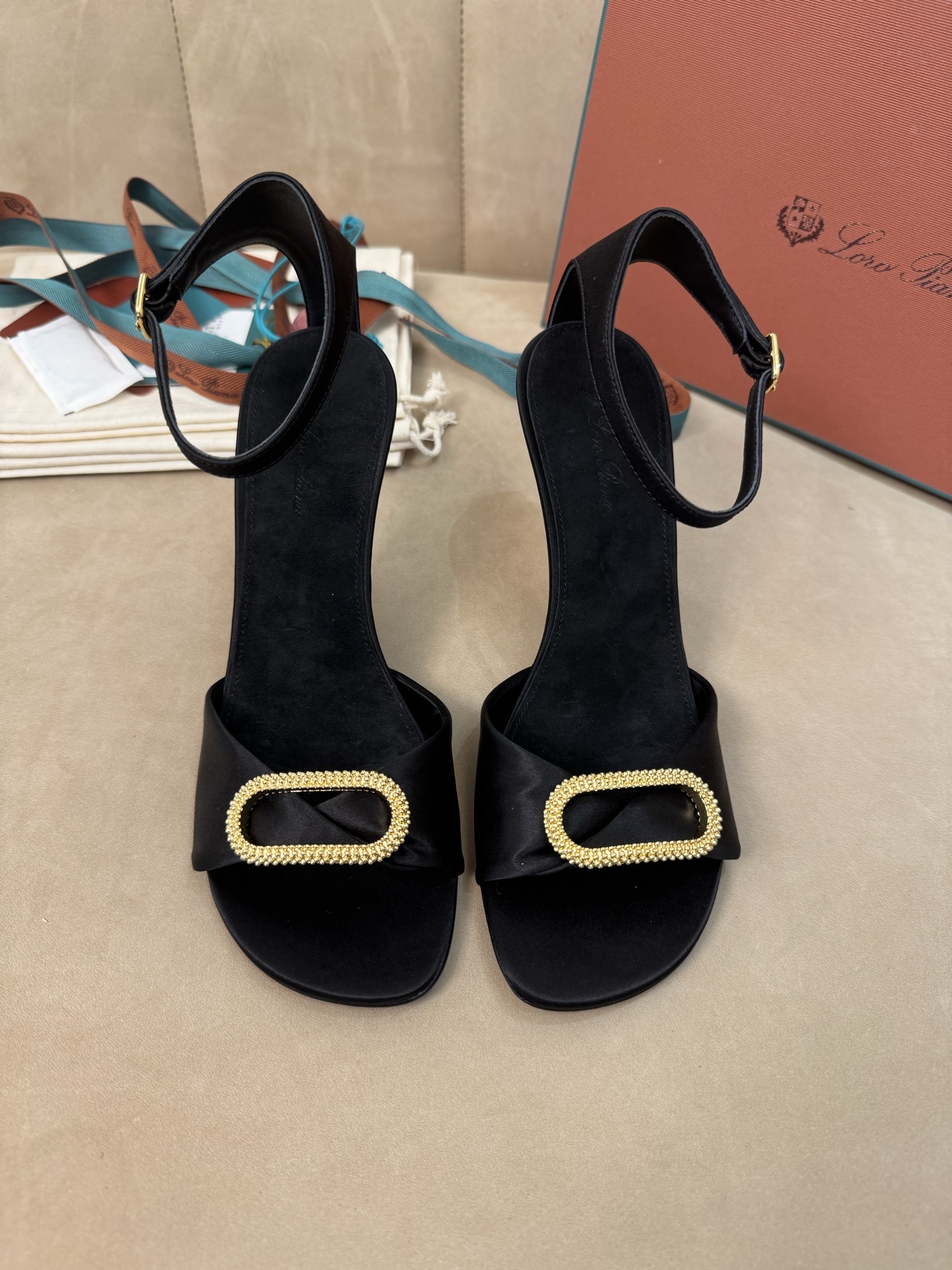 Loro Piana 스웨이드 스트랩 샌들 힐