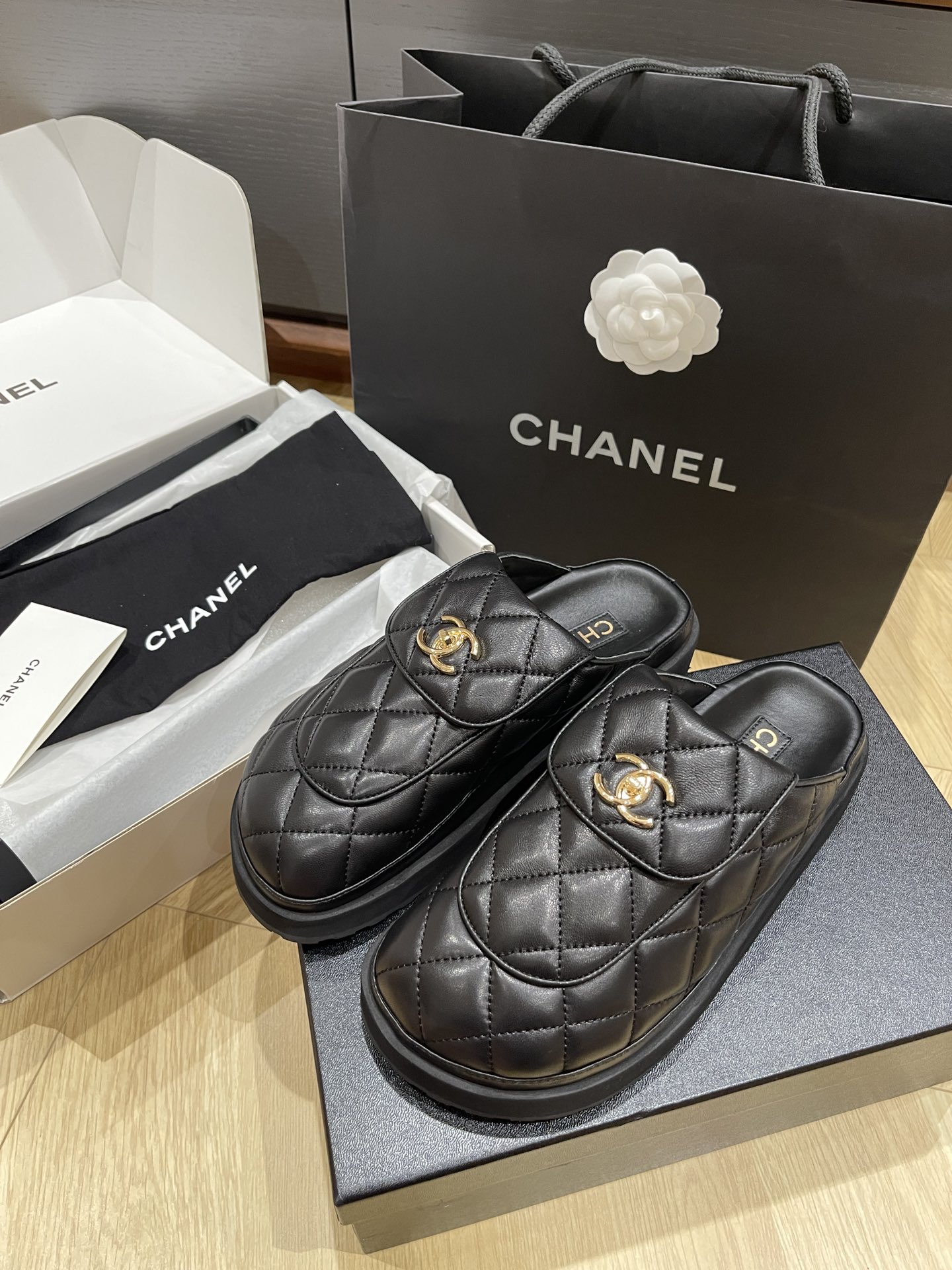 CHANEL CC 턴락 뮬