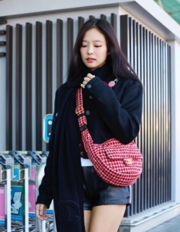 CHANEL Jennie Chek Cross Bag (+premium)