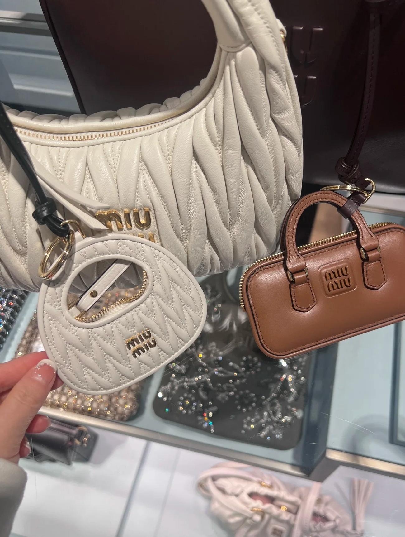 Miumiu미우미우 마틀라쎄 백참 키링