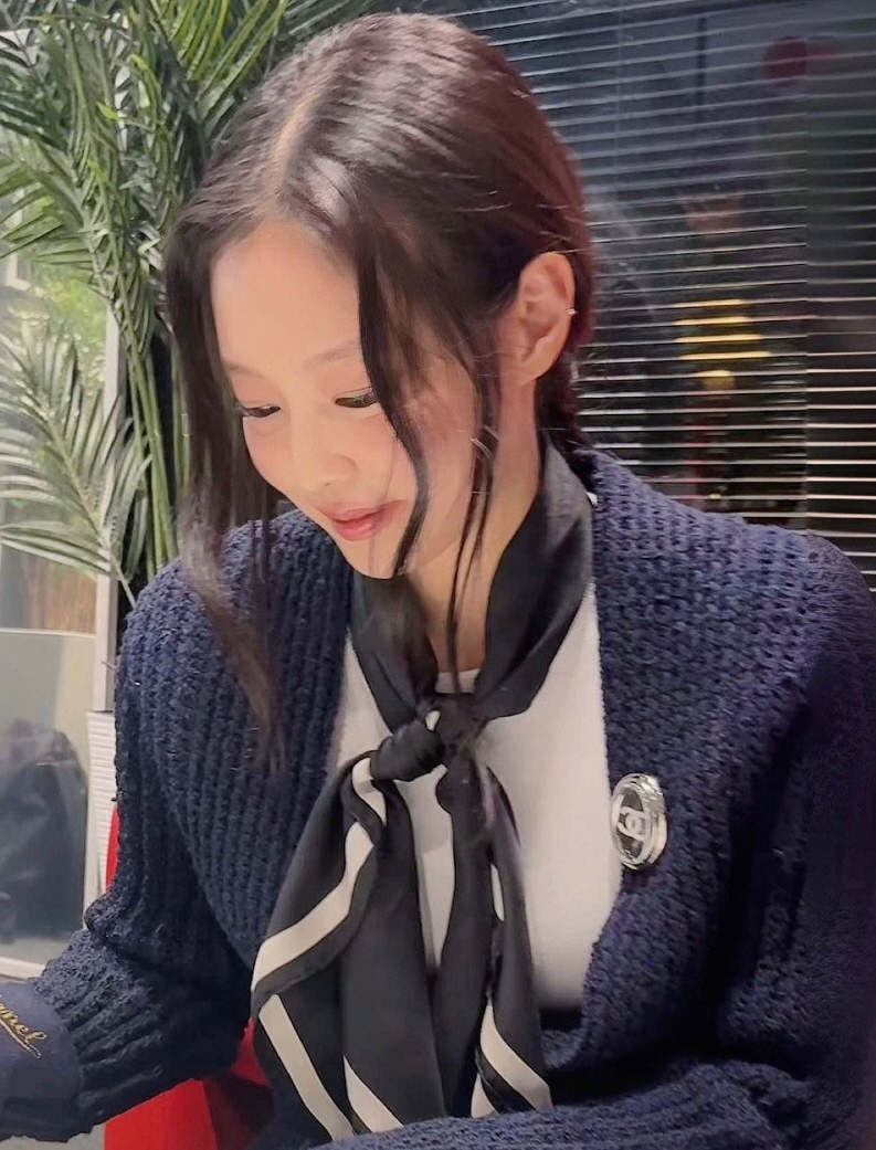 CHANEL샤넬 제니 실크 스카프