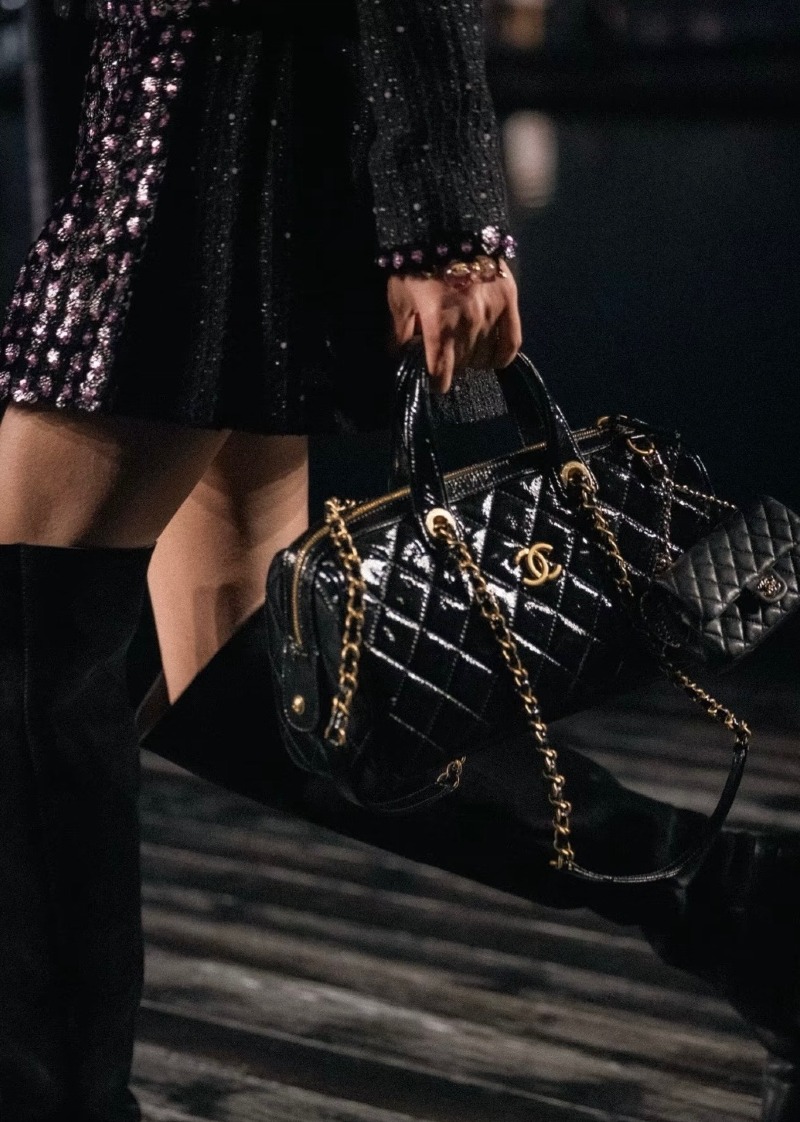 CHANEL quilting round tote