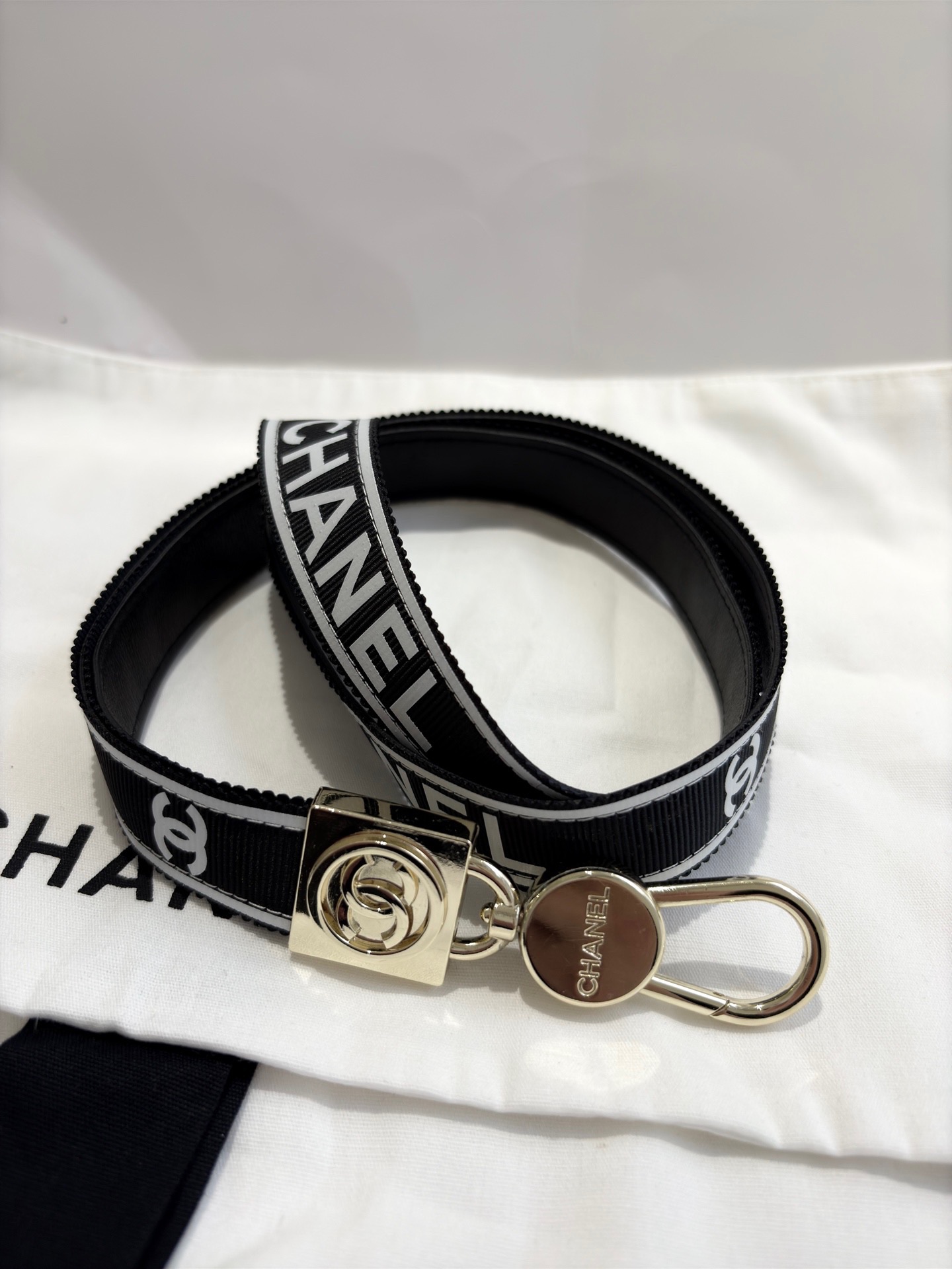 CHANEL 샤넬 핸드폰 스트랩 줄