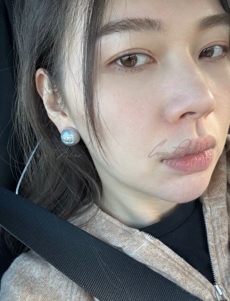 CHANEL 샤넬 제니 진주 볼 귀걸이