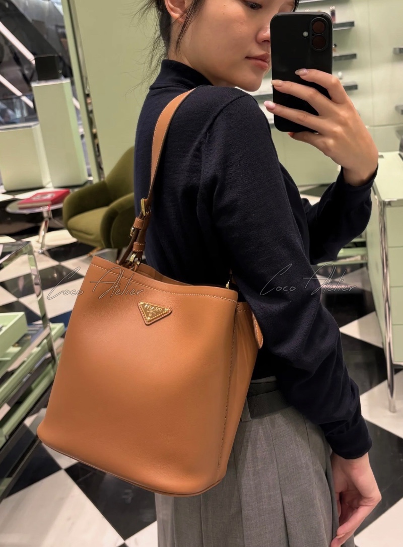 PRADA 프라다 미디움 가죽백