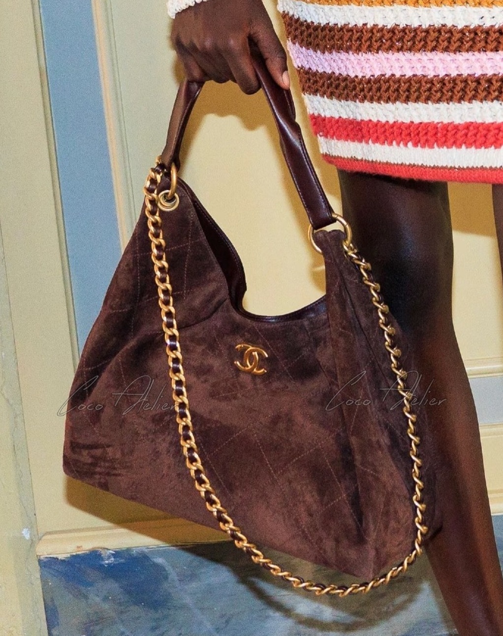 CHANEL 샤넬 스웨이드 맥시 호보백