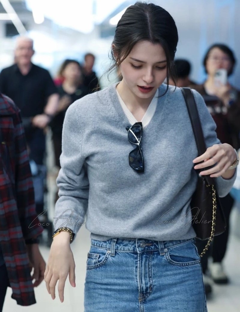 V-neck back logo knitwear